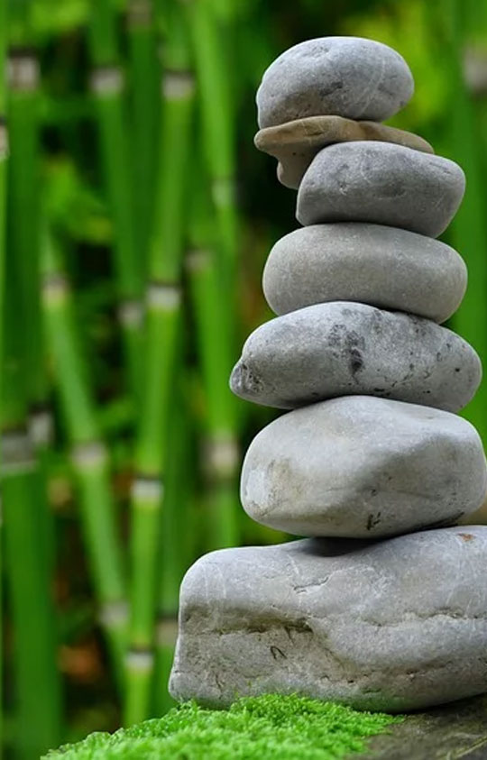 Gurë të vendosur njëri mbi tjetrin Gurë të vendosur njëri mbi tjetrin