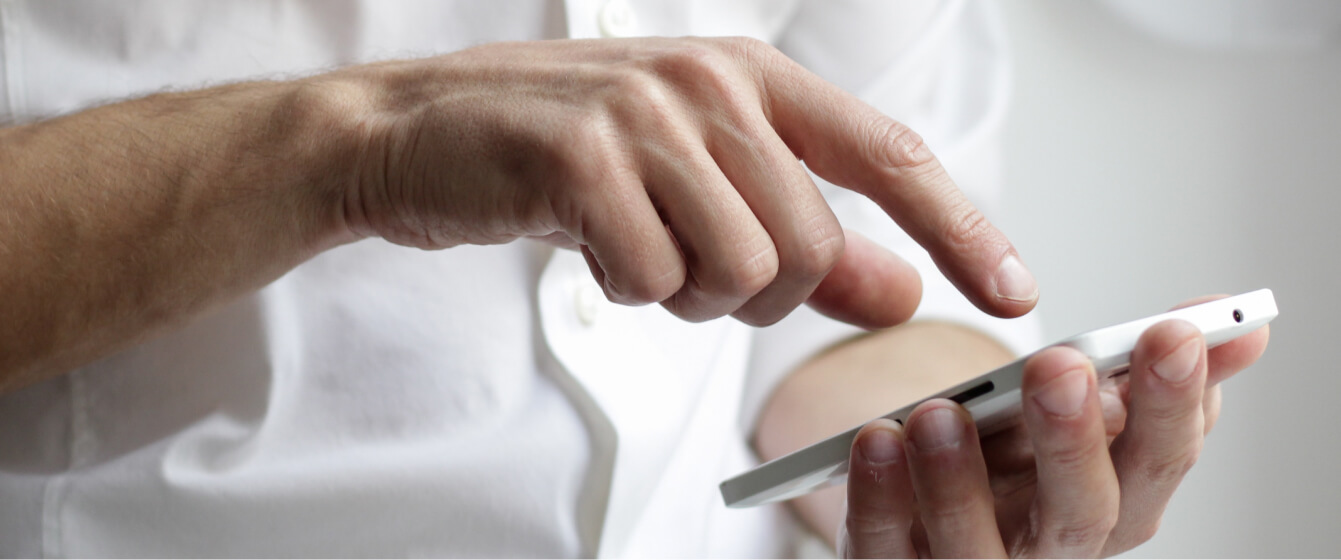 Burrë duke përdorur telefonin Burrë duke përdorur telefonin